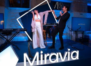 Miravia moderniza el clásico villancico junto a Álex Ubago y Sofía Ellar