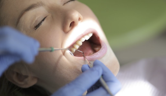 El Centre Dental Francesc Macià analiza el problema de la recesión gingival y los métodos para su prevención