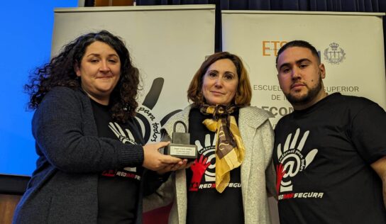 @Angelucho recibe el Premio Raúl Jover de RootedCON, a título póstumo, por su trayectoria en ciberseguridad