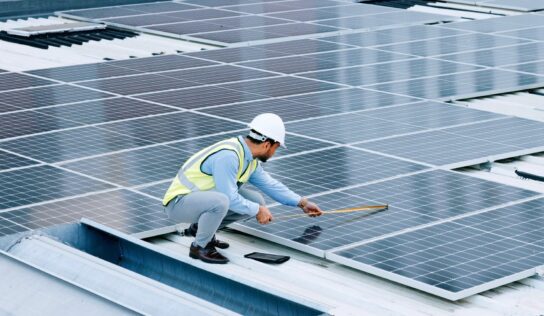 España instala menos placas solares pero el sector fotovoltaico seguirá en auge, según Evolución Solar