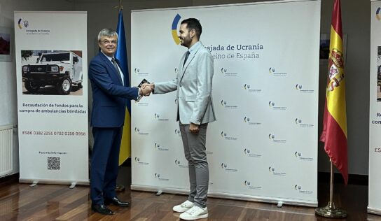 El embajador de Ucrania en España, Serhii Pohoreltsev, recibe en la embajada al escritor David Castillo, después de publicar la entrevista más personal a Volodimir Zelenski