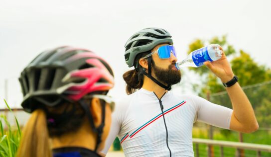 Profesionales de Quiron Prevencion remarcan la importancia de beber agua regularmente para vivir un verano sin riesgos