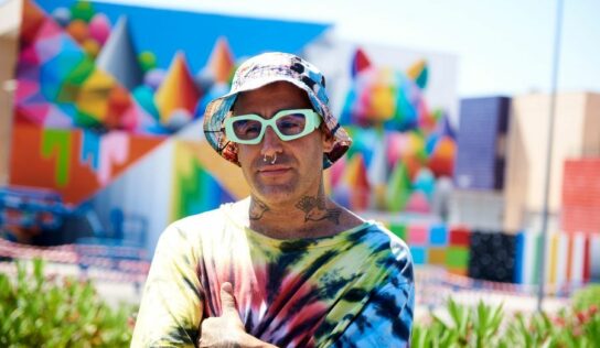 ‘Paisajes que te observan’: Okuda San Miguel transforma el Colegio Miramadrid con sus coloridos murales