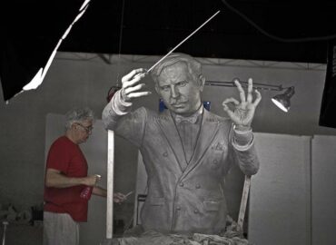 Inauguración de la majestuosa escultura del Maestro Ibáñez, realizada por el escultor Juan UP: realismo en bronce que revive la grandeza musical en Valdepeñas