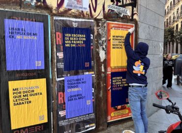 Un grupo de jóvenes organiza una protesta frente a la RAE para reducir la brecha lingüística generacional