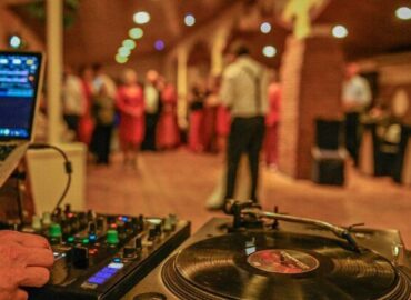 La Boda De Tus Sueños enumera los aspectos a tener en cuenta al contratar un DJ para bodas