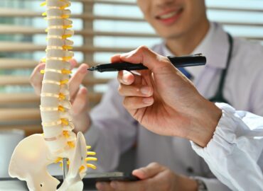 Dr. Gastón Camino, traumatólogo de Policlínica Gipuzkoa: «Muchas fracturas vertebrales por osteoporosis están sin diagnosticar o tardamos demasiado»