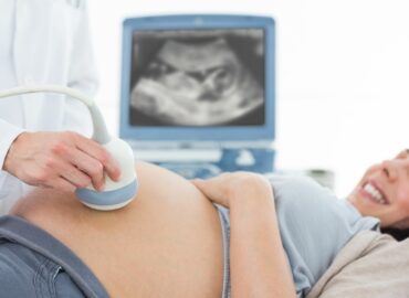 Dr. Santiago Novoa, ginecólogo de Policlínica Gipuzkoa: «La ecografía de la semana 20 es imprescindible en el embarazo, permite estudiar a fondo el desarrollo del bebé y detectar posibles anomalías»