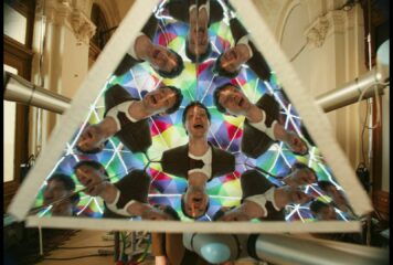 SpecialGuestX impulsa la magia tecnológica detrás de «Love», el nuevo videoclip de OK Go