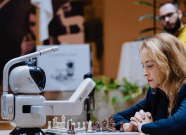 SenseRobot triunfa en el enfrentamiento contra la Campeona Mundial de Ajedrez Femenino