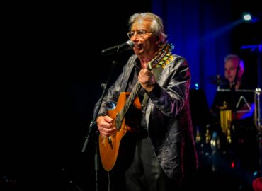 Sesión histórica con el concierto homenaje a Joan Manuel Serrat celebrado en el mismo espacio donde debutó hace 60 años