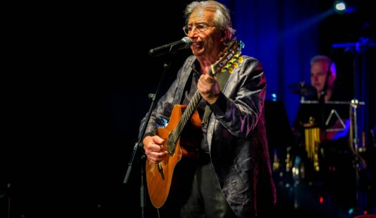 Sesión histórica con el concierto homenaje a Joan Manuel Serrat celebrado en el mismo espacio donde debutó hace 60 años