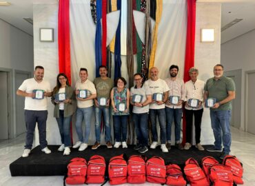 Elda convierte sus comparsas en espacios cardioprotegidos gracias a Almas Industries