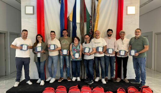 Elda convierte sus comparsas en espacios cardioprotegidos gracias a Almas Industries
