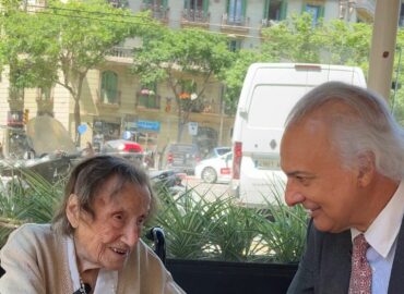 Angelina Torres, con 112 años, la más longeva de España, revela los secretos de su juventud al Dr. De la Peña