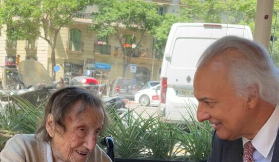 Angelina Torres, con 112 años, la más longeva de España, revela los secretos de su juventud al Dr. De la Peña