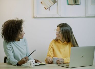Brecha salarial y baja presencia femenina en cargos directivos retos pendientes en empresas según Coverflex