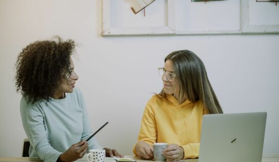 Brecha salarial y baja presencia femenina en cargos directivos retos pendientes en empresas según Coverflex