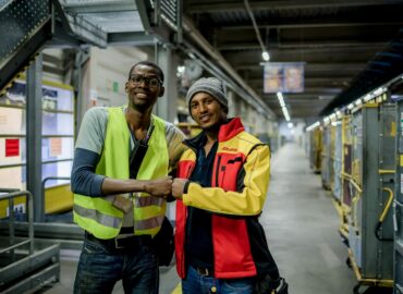 DHL Group ha integrado a más de 30.000 refugiados en el mercado laboral, en 10 años