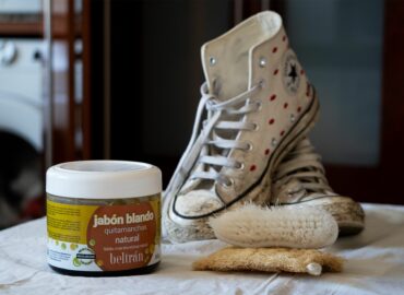 La empresa centenaria Jabones Beltrán ofrece una solución sencilla para conseguir unas zapatillas blancas