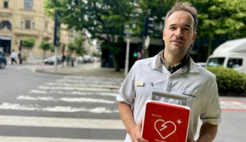 Una farmacia cardioprotegida del centro de San Sebastián ayuda a salvar la vida de un turista extranjero