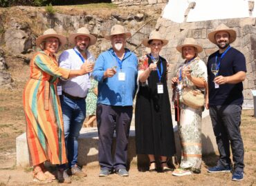 Éxito de ‘100 vinos, 100 libros’ en un enclave histórico junto al mar en las Rías Baixas