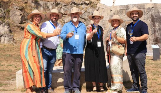 Éxito de ‘100 vinos, 100 libros’ en un enclave histórico junto al mar en las Rías Baixas