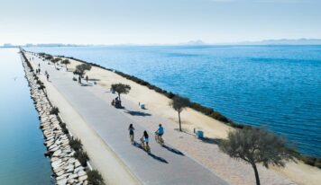 La Costa Cálida encara el verano con cifras récord de ocupación: un destino auténtico y lleno de energía