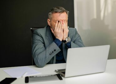 Miles de empresas siguen sin adaptarse al fichaje digital obligatorio y se exponen a multas de hasta 10.000 € por trabajador