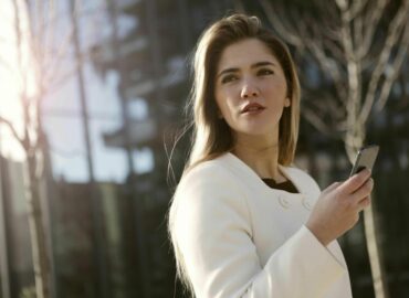 Incluir a un trabajador en un grupo de WhatsApp sin su consentimiento puede costar a la empresa hasta 2.000 euros