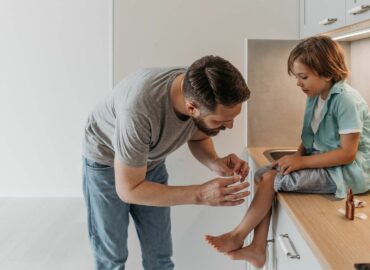 Heridas, picaduras y mordeduras en niños: cuándo actuar en casa y cuándo acudir a urgencias 