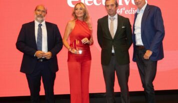 Esther Alcocer Koplowitz, premiada por la revista Ejecutivos en reconocimiento a su trayectoria profesional