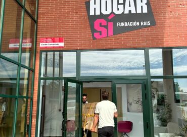 DHL Freight España apoya a Hogar Sí con la donación de equipamiento para personas convalecientes sin hogar
