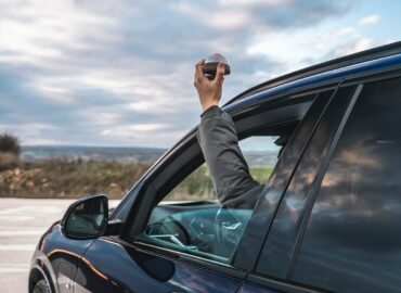 Hero Driver aclara qué vehículos tienen que llevar una baliza V16 conectada