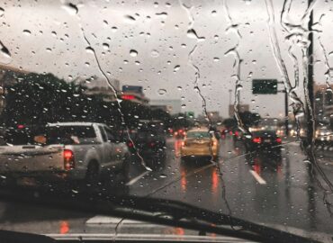 Consejos para mantener la seguridad al volante ante tormentas y riadas, según Allianz Partners