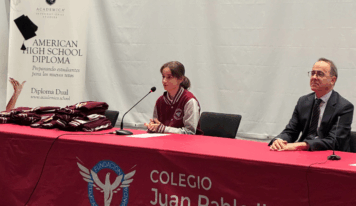 El Colegio Juan Pablo II de Parla entrega las beisboleras a los alumnos del Bachillerato Dual Americano