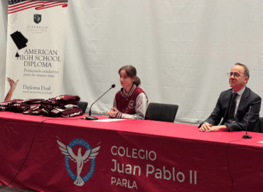 El Colegio Juan Pablo II de Parla entrega las beisboleras a los alumnos del Bachillerato Dual Americano