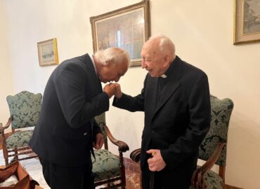 El cardenal Acerbi cumple 100 años en el Vaticano, acompañado del Dr. de la Peña, gurú de la longevidad