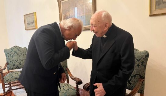 El cardenal Acerbi cumple 100 años en el Vaticano, acompañado del Dr. de la Peña, gurú de la longevidad