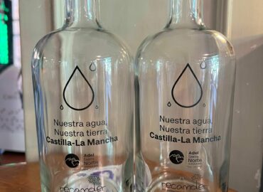 ADEL Sierra Norte apoya a la hostelería rural con botellas reutilizables