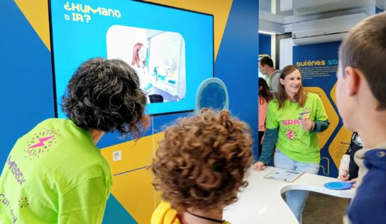 Más de 1.700 estudiantes descubren la inteligencia artificial en el Curiosity Cube de Merck