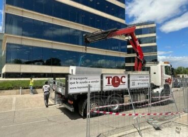 Top Courier refuerza la eficiencia y seguridad en la construcción de Madrid con su flota de camiones grúa