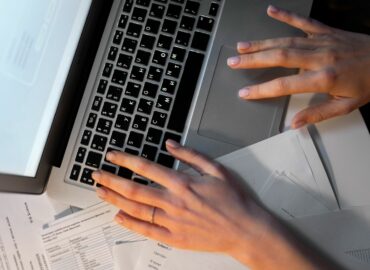 Redkom refuerza su servicio de factura electrónica para autónomos y pymes ante el avance de la digitalización obligatoria