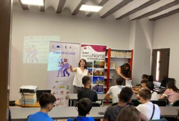 ADEL llevó la lucha contra la violencia de género digital a la Sierra Norte