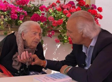 Teresa Fernández, con 112 años, se convierte en la más longeva de España, arropada por el doctor de la Peña