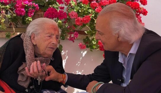 Teresa Fernández, con 112 años, se convierte en la más longeva de España, arropada por el doctor de la Peña