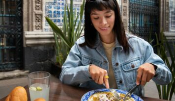 Las mesas para uno se disparan en España: comer solo deja de ser excepción