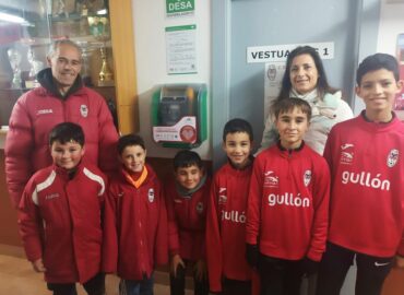 Aguilar de Campoo refuerza su cardioprotección con un nuevo desfibrilador en las instalaciones deportivas