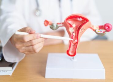 Dr. Juan Céspedes, ginecólogo de Policlínica Gipuzkoa: «La endometriosis deteriora la calidad de vida, es difícil de diagnosticar y muchas mujeres la ocultan por vergüenza o por creer que es normal»