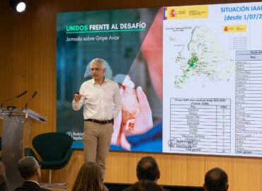 Investigadores, autoridades y profesionales analizan el avance de la influenza aviar en España